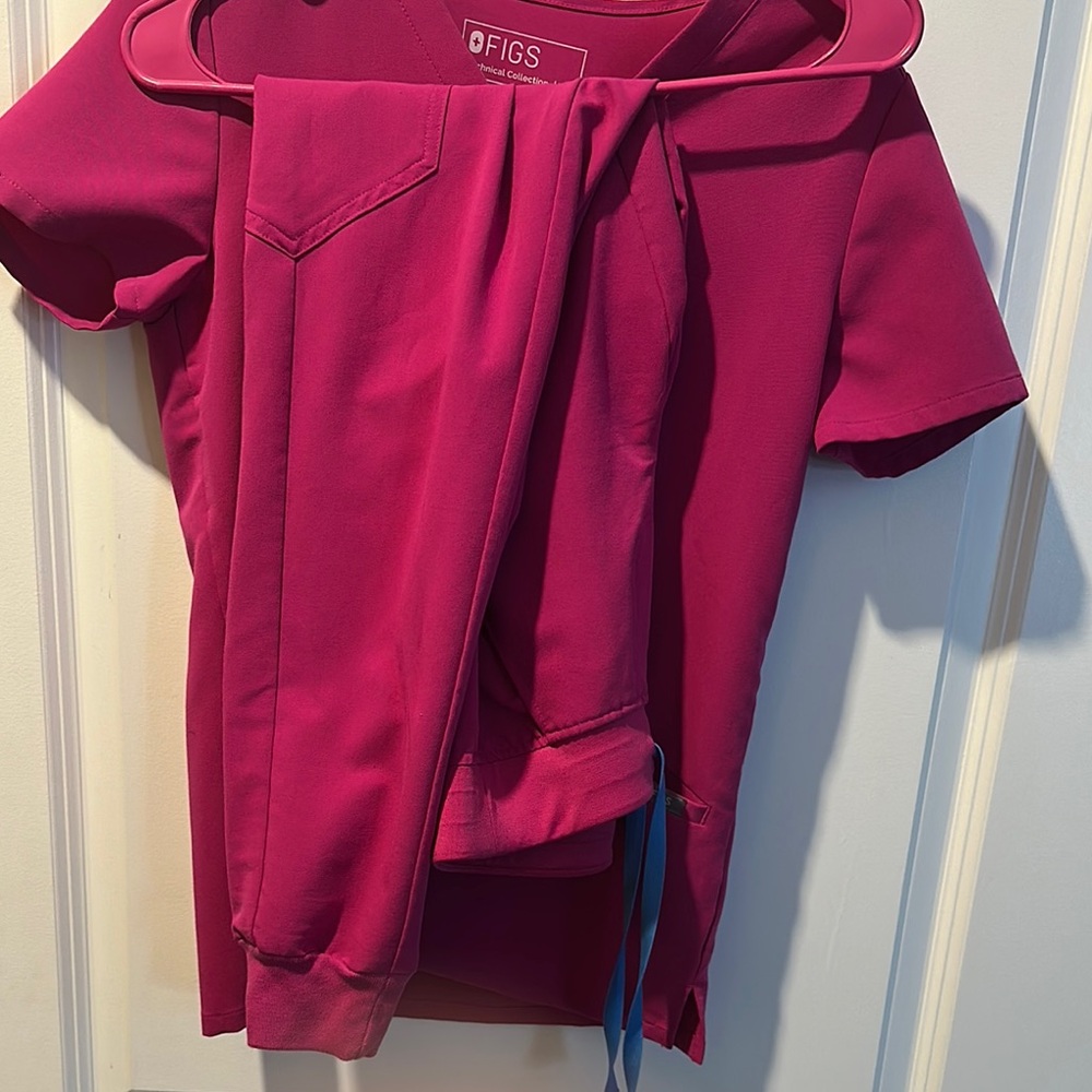 Figs Raspberry Scrub Ensemble